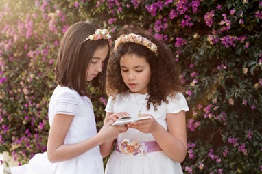 Niñas con flores primera comunión